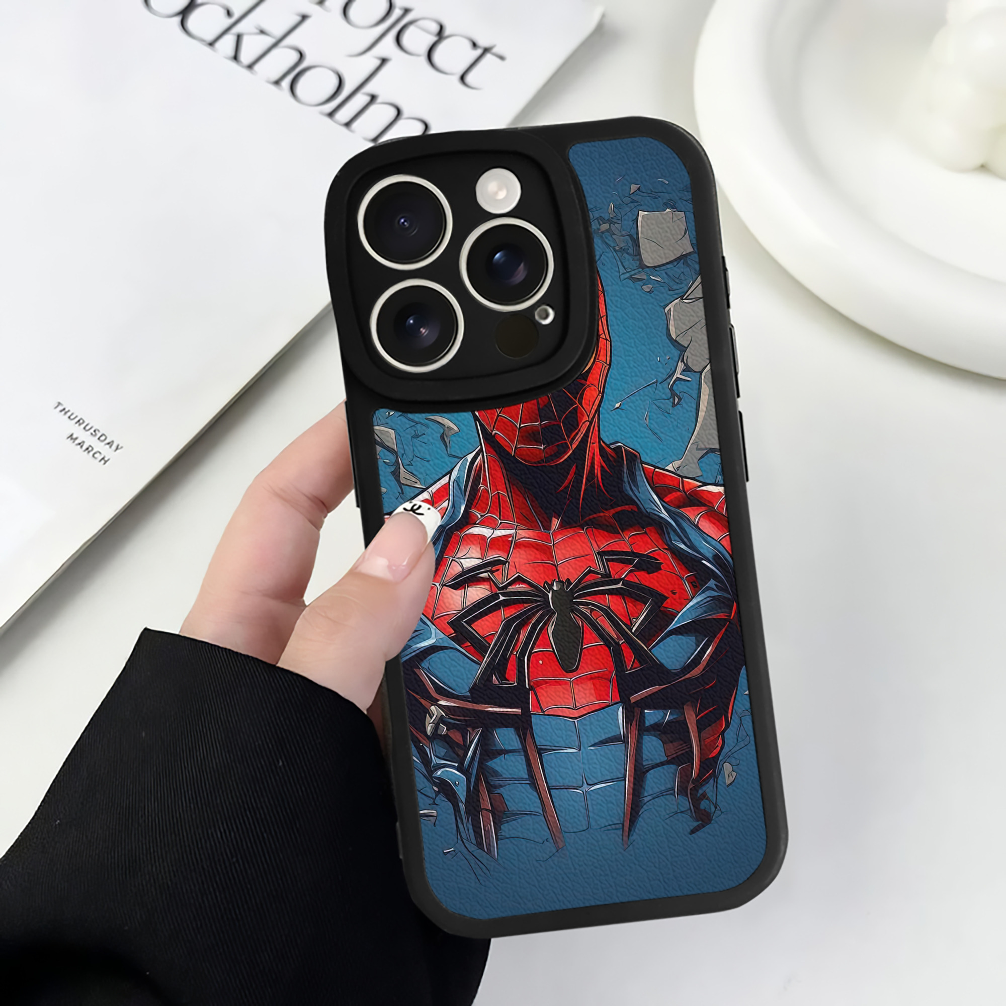 （画像用） Spider Man スパイダーマン 【iPhone 16シリーズ対応】シリコンスマホケース（レザー調） 材質：シリコン